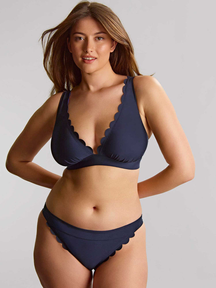 Model in Kara Beugelloze Plunge Bikini Top Ink voorzijde
