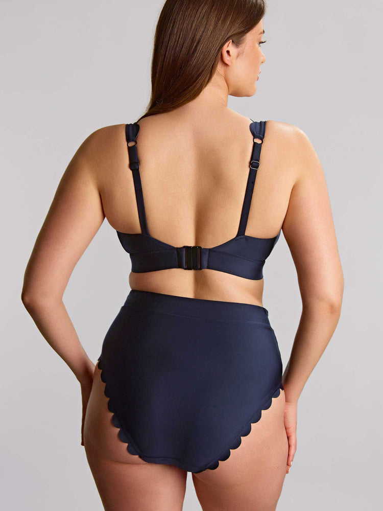 Model in Signature Scallop High Waist Bikini Broekje achterzijde