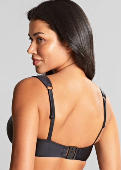 Model in Obsidian Balconette Bikini Top Zwart Achterzijde