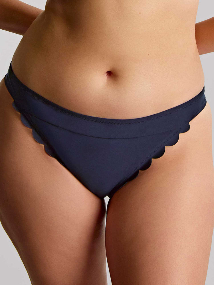 Model in Signature Scallop Classic Bikini Broekje Ink voorzijde