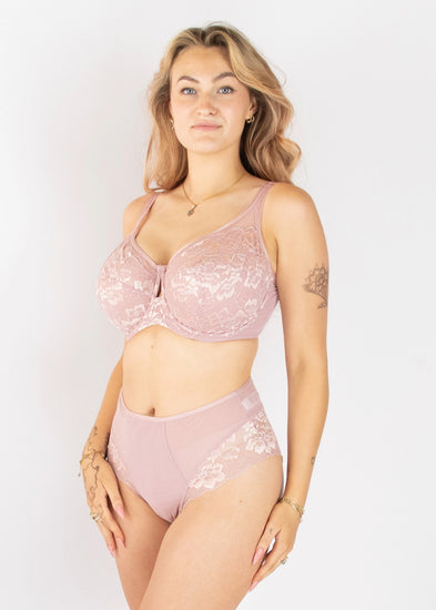 SuperBra Model in Sabrina High Waisted Broekje Vintage Pearl Voorzijde
