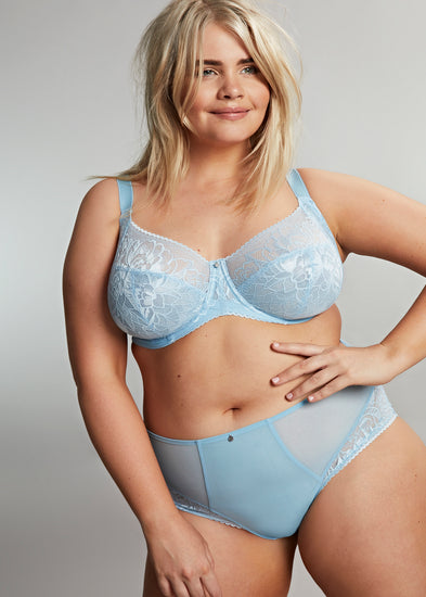 Model in Dream Broekje Zacht Blauw Voorzijde