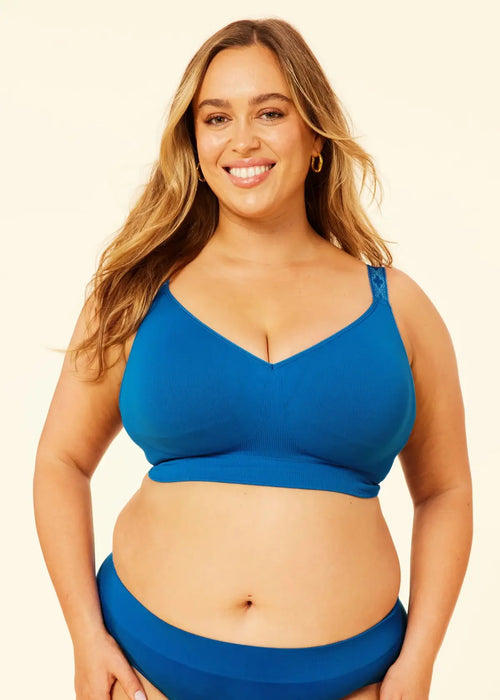 Model in Sugarcandy Beugelloze BH Cobalt Blue Voorzijde