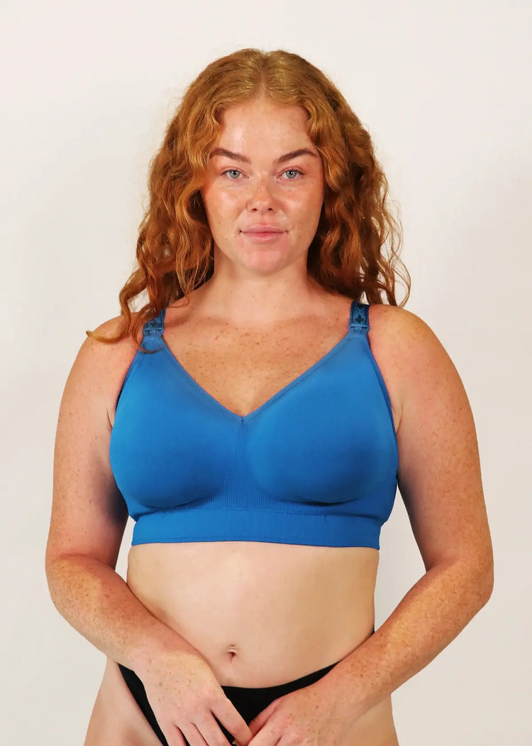 Model in Sugarcandy Beugelloze Voedings-BH Plum Voorzijde