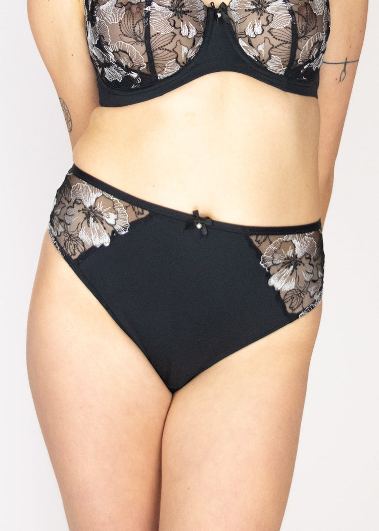 SuperBra Model in Marlene High Waist Broekje Zwart Voorzijde