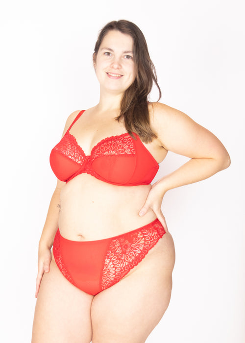 Model in Tiernie Plunge BH Rood voorzijde