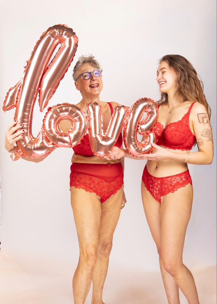 SuperBra Model in Allure Full Cup BH True Red Voorzijde