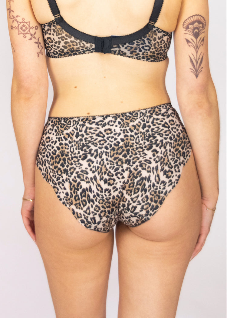 SuperBra Model in Talia Broekje Leopard Achterzijde