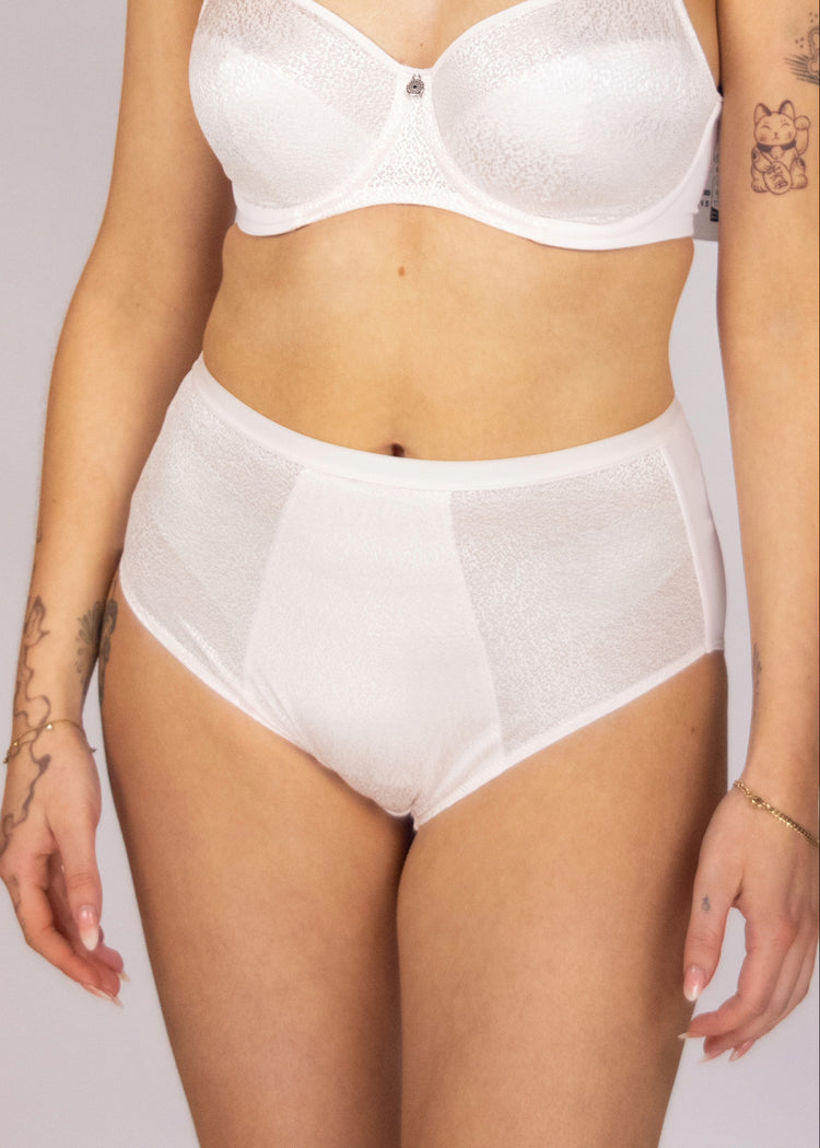 SuperBra Model in Demure Broekje Delicacy Voorzijde