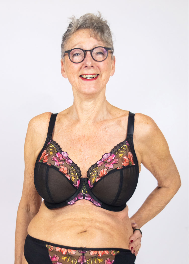 SuperBra Model in Teagan Plunge BH Rainbow Voorzijde
