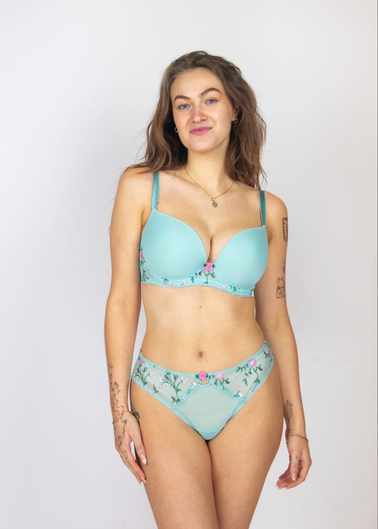 SuperBra Model in Love Crush Voorgevormde Plunge BH Aqua Haze Voorzijde