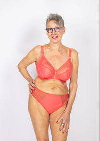 SuperBra Model in Matilda String Sunset Voorzijde