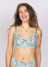 SuperBra Model in Love Crush Plunge Bh Aqua Haze Voorzijde