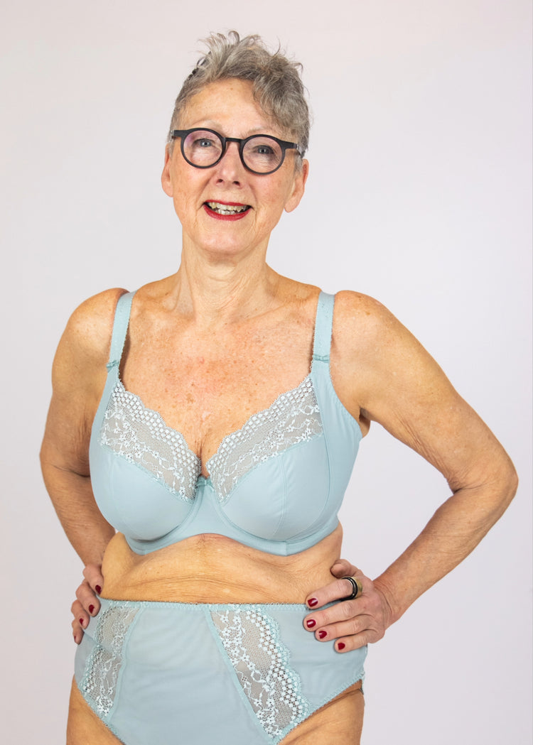 SuperBra Model in Lucie Plunge Stretch BH Mist Voorzijde