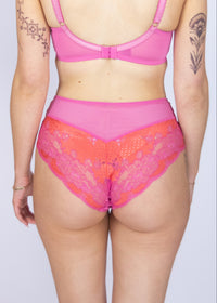 SuperBra Model in Clara Mid Rise Broekje Pink Papaya Achterzijde