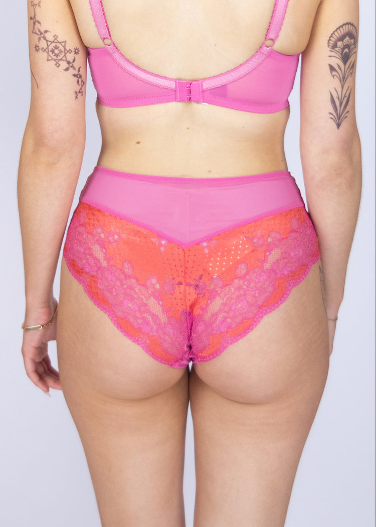 SuperBra Model in Clara Mid Rise Broekje Pink Papaya Achterzijde