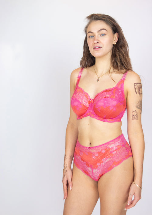 Model in Clara Mid Rise Broekje Pink Papaya packshot