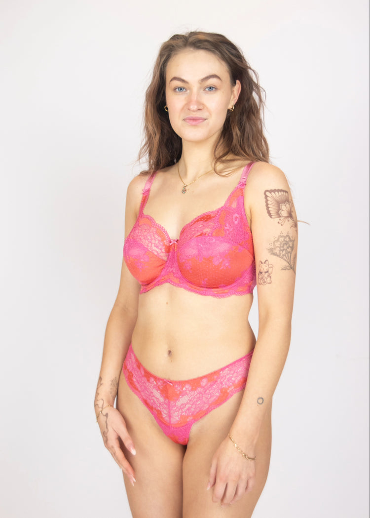 SuperBra Model in Clara String Pink Papaya Voorzijde