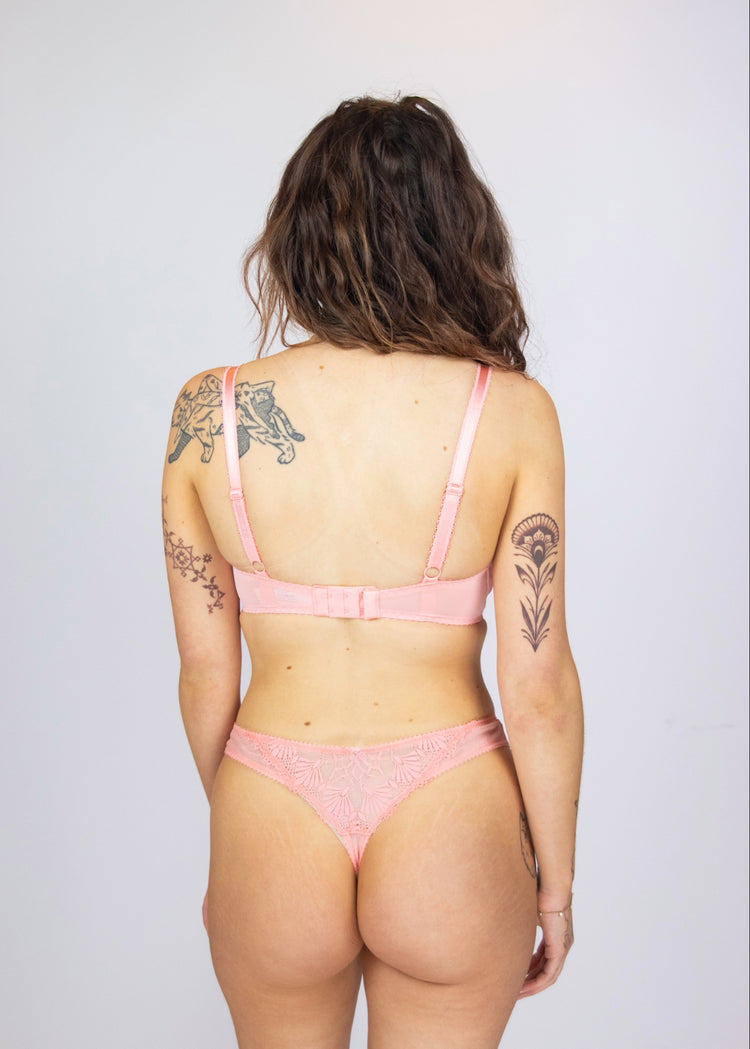 SuperBra Model in Fascinate String Peach Achterzijde
