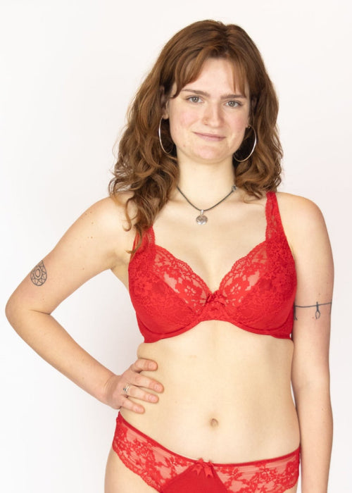 Model in Heidi High Apex Plunge BH Ruby Red voorzijde