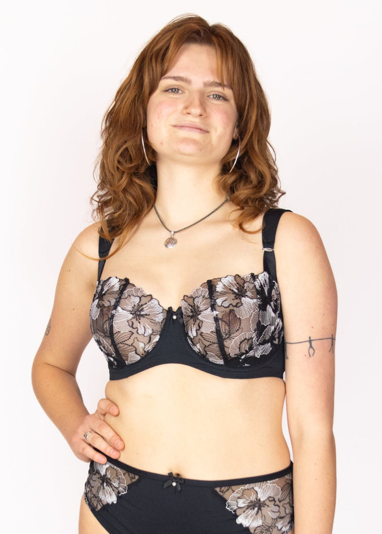 SuperBra Model in Marlene Balconette BH Zwart Voorzijde