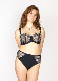 SuperBra Model in Marlene Balconette BH Zwart Voorzijde