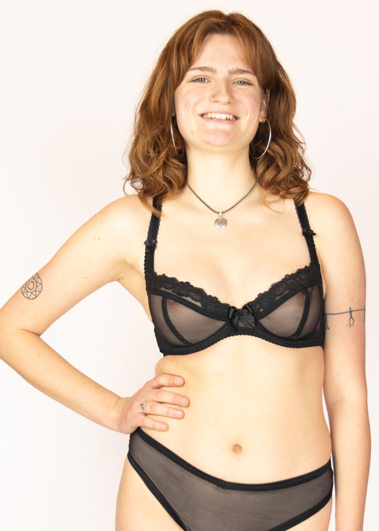 SuperBra Model in SM Black Mist BH Voorzijde