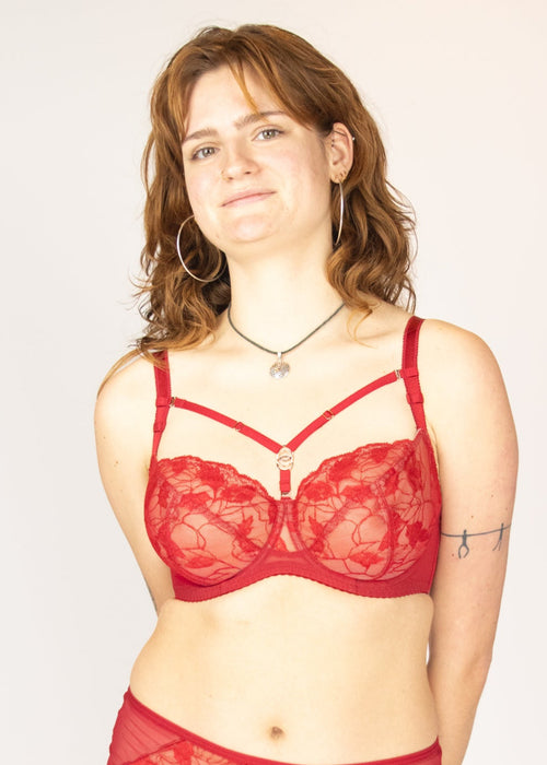 Model in Amira Balconette BH Rood voorzijde