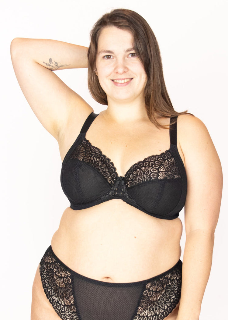 SuperBra Model in Tiernie Plunge BH Zwart Voorzijde