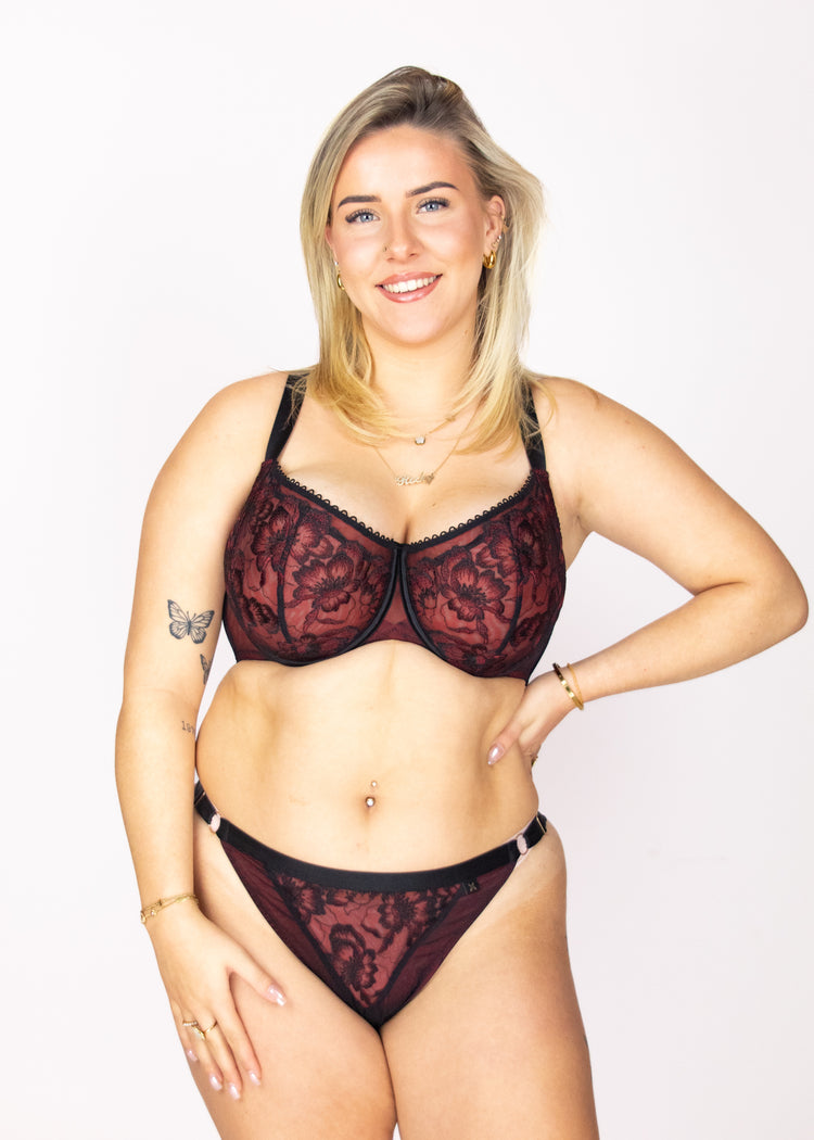 SuperBra Model in Cabaret String Voorzijde