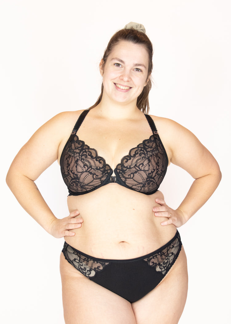 SuperBra Model in Belle Tenue Noire BH Zwart Voorzijde