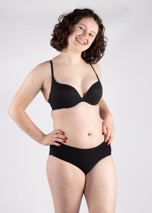 Model in Ines Secret Push Up BH Zwart voorzijde