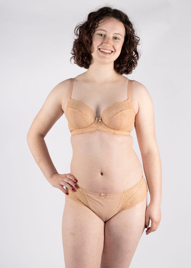 SuperBra Model in Ana Plunge BH Honey voorzijde