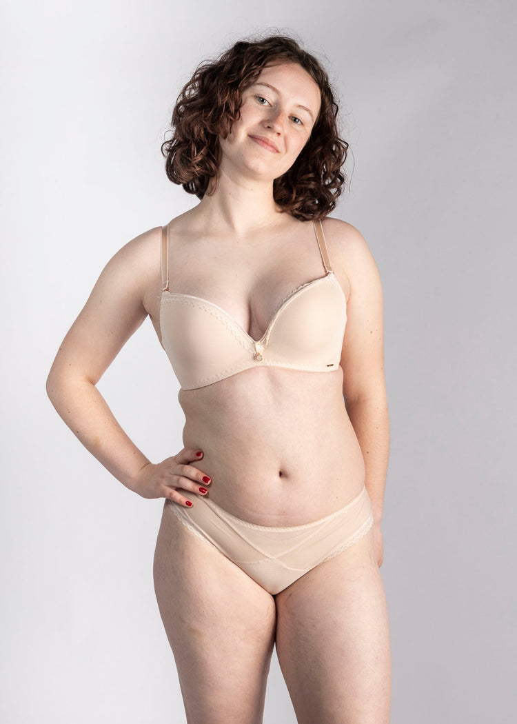 SuperBra Model in Nocturn Super Push Up BH Beige voorzijde
