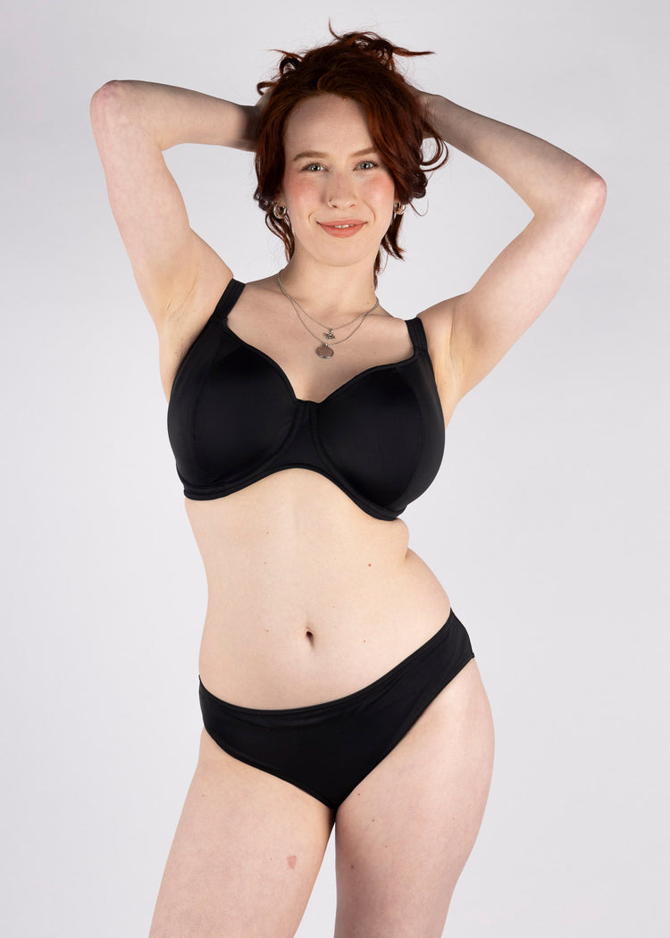 SuperBra Model in Jewel Cove Sweetheart Bikini Top Zwart voorzijde