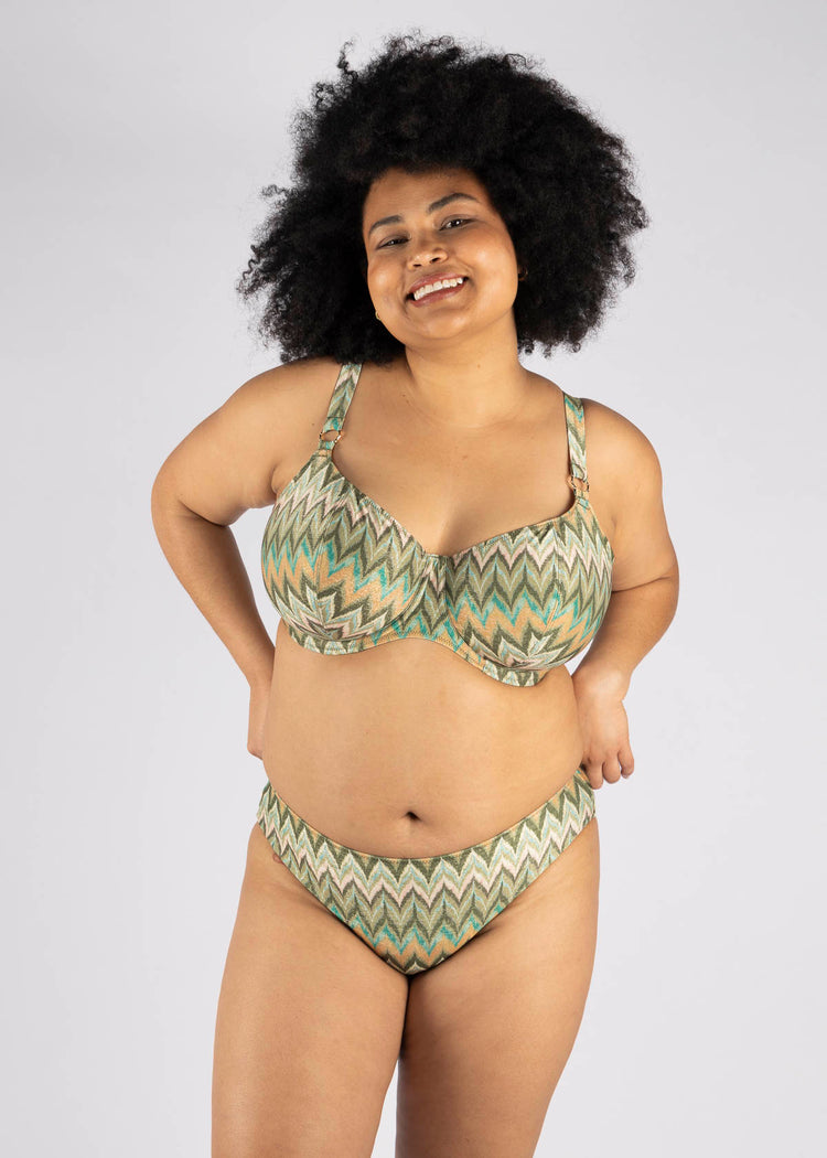 SuperBra Model in Arizona Wave Plunge Bikini Top Vista voorzijde