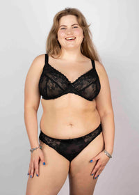 SuperBra model in Quinn Plunge BH Zwart
