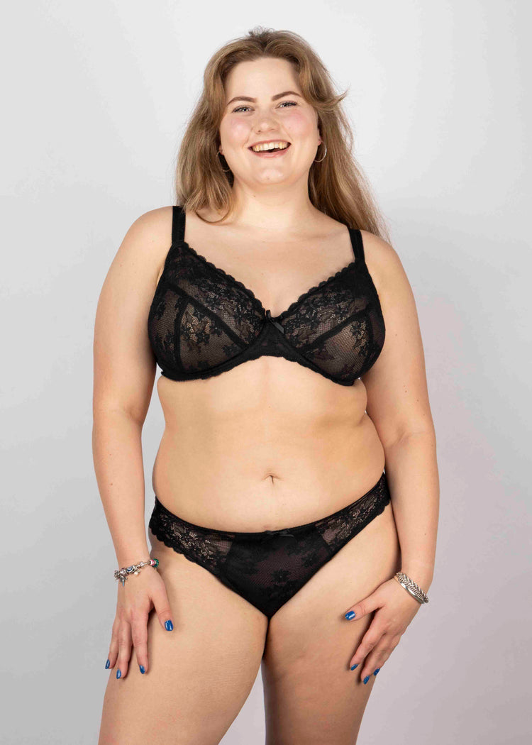 SuperBra model in Quinn Plunge BH Zwart