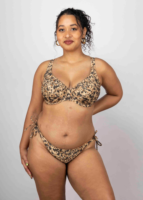 Model in Arizona Wave High Apex Bikini Top Dune packshot
