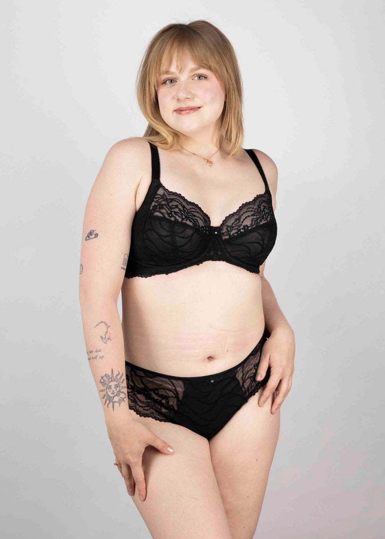 SuperBra model in Cesile Side Support BH Zwart voorzijde