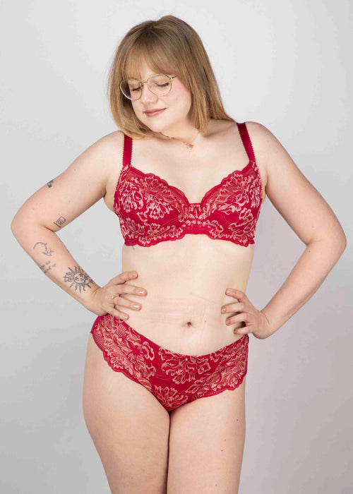 Model in Emmaline Side Support BH Cerise voorzijde
