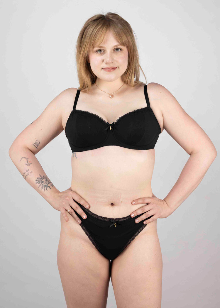SuperBra model in Flirt Padded Half Cup BH Zwart voorzijde