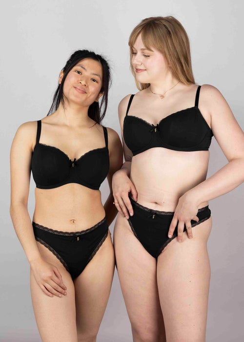 Model in Flirt Padded Half Cup BH Zwart packshot