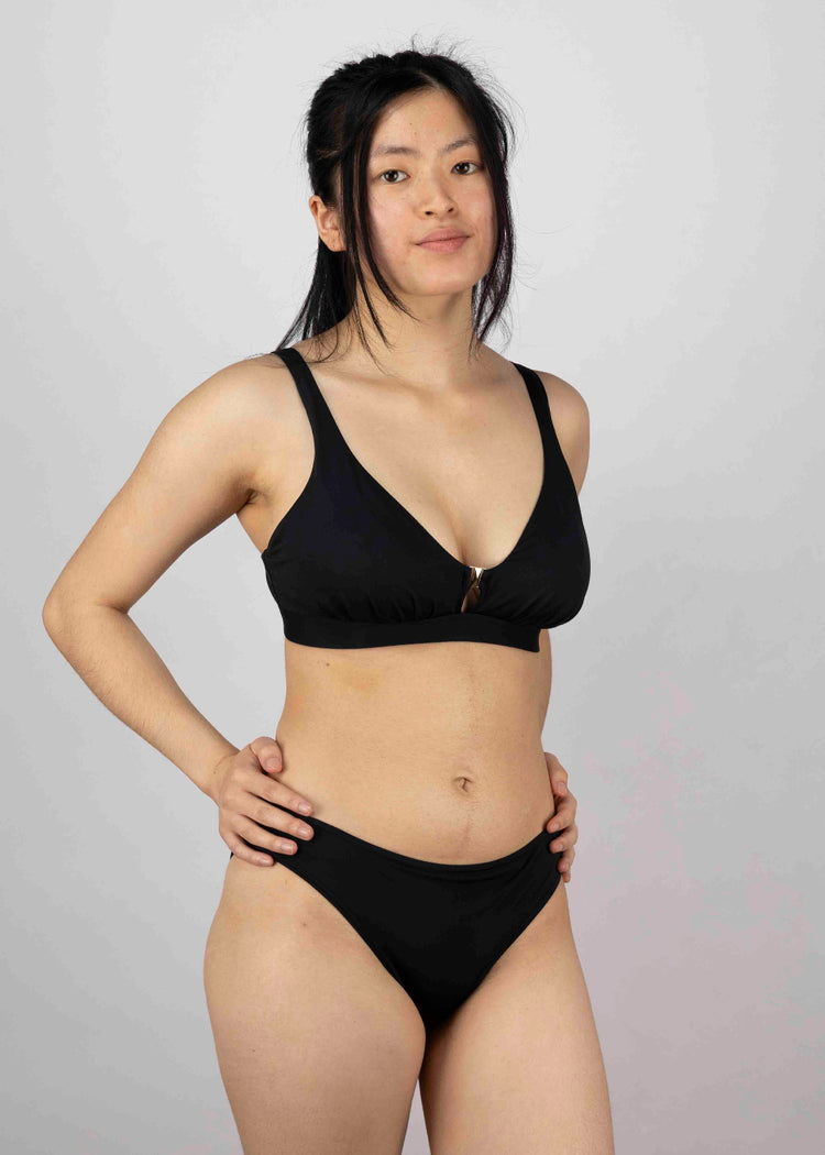 SuperBra Model in Merissa Triangle Beugelloze Bikini Top Zwart voorzijde