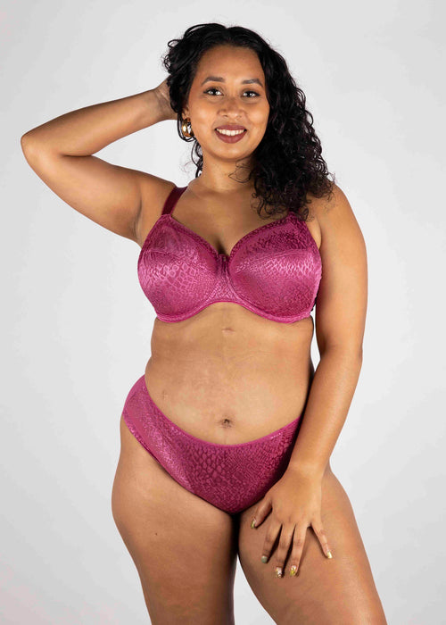 Model in Envisage Side Support BH Passion voorzijde