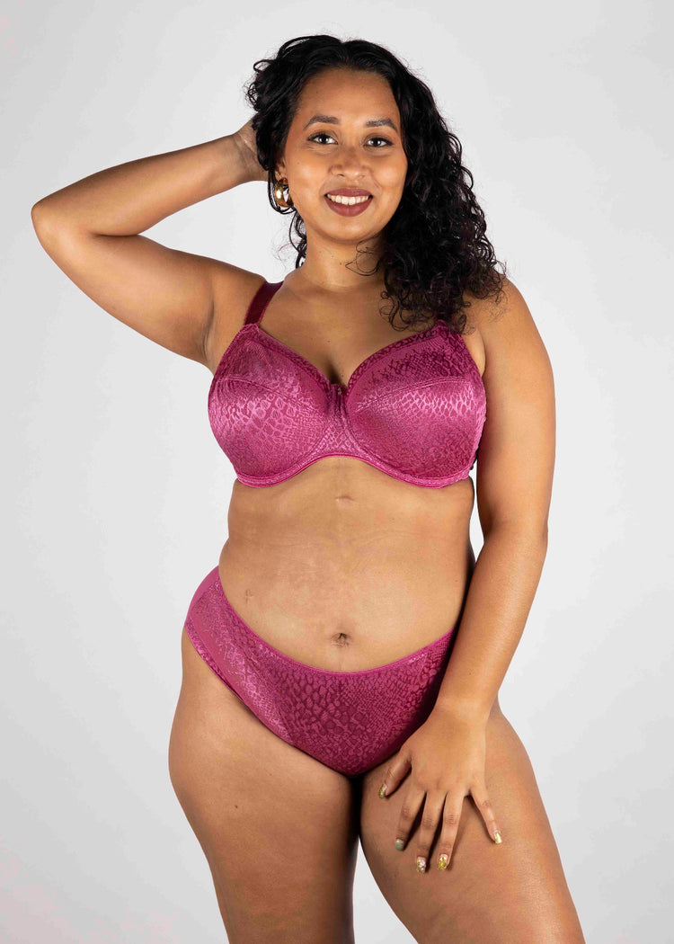 Model in Envisage Full Cup BH Passion