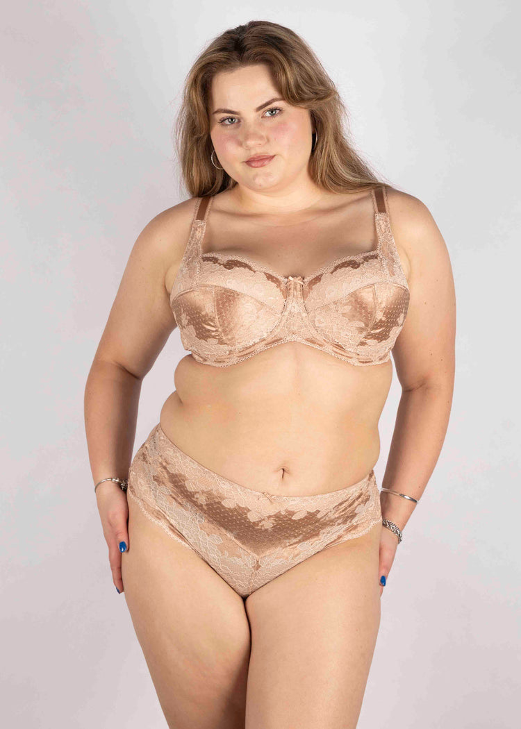 SuperBra model in Clara Full Cup BH Honey voorzijde