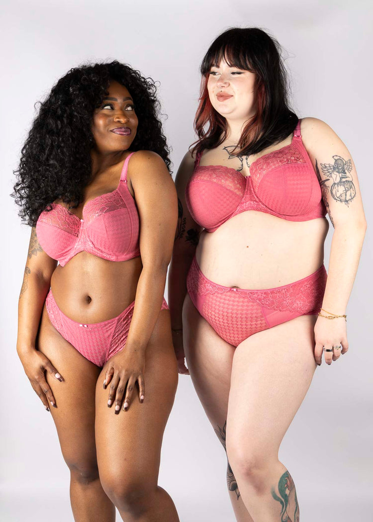 Model in Envy Balconette BH Fuchsia superbra foto