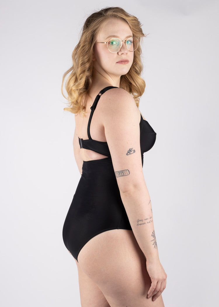 Model in Signature Zadie Full Cup Badpak Zwart superbra foto