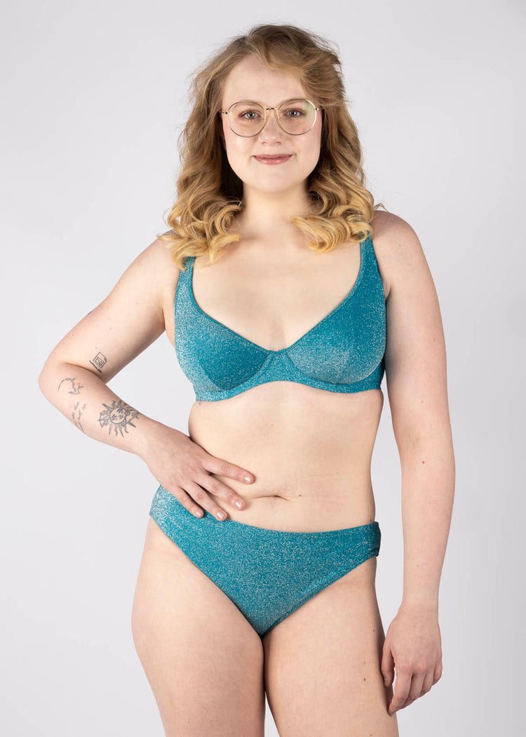 Model in Sparkle Teal Plunge Bikini Top superbra foto 
